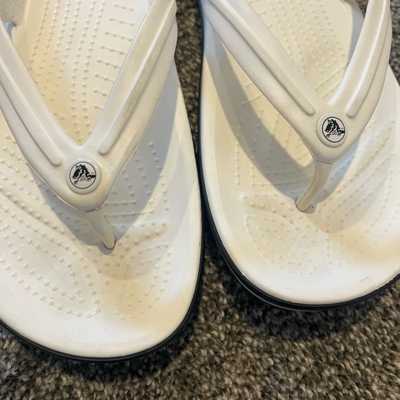 Crocs White Flip Flops women’s - Picture 3 of 4